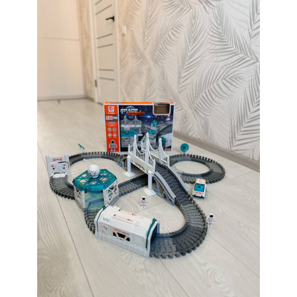 Великий трек "Космічна станція" з проектором та машинкою 